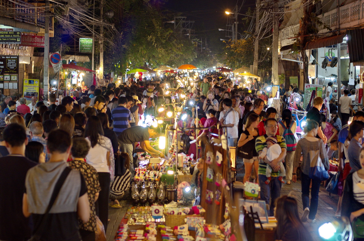 Бангкок вечером. Тайланд Walking Street. Ночной рынок Тайланд. Chiang mai Таиланд. Рынок в Тайланде Найт Маркет.